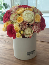 Load image into Gallery viewer, FLORAL BOX - Mixed-color of roses