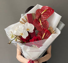 Load image into Gallery viewer, The timeless chic bouquet