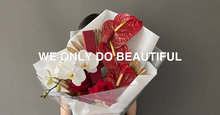 Load image into Gallery viewer, The timeless chic bouquet