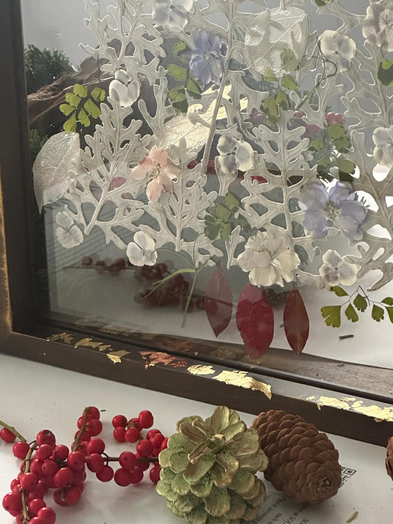 Pressed Flower Christmas Tree Keepsake: Craft Your Floating Holiday Magic