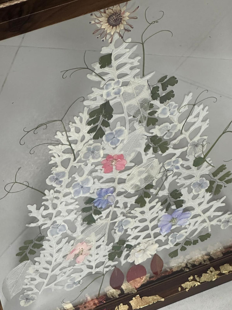 Pressed Flower Christmas Tree Keepsake: Craft Your Floating Holiday Magic
