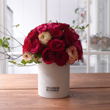 Load image into Gallery viewer, 經典紅玫瑰球形設計| RED ROSE BALL | OMAKASE 大師SOLOMON 花藝教室 | 家居鮮花插花擺設
