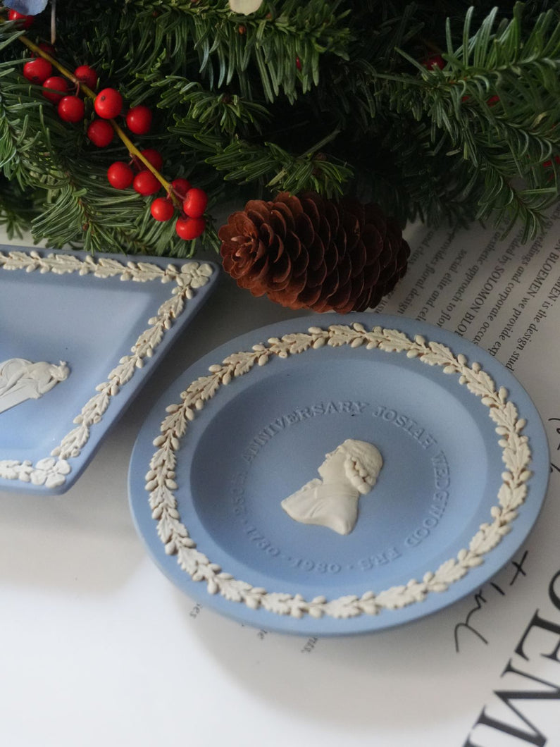 Unveil Jasper's Yuletide Elegance: A Wedgwood Christmas