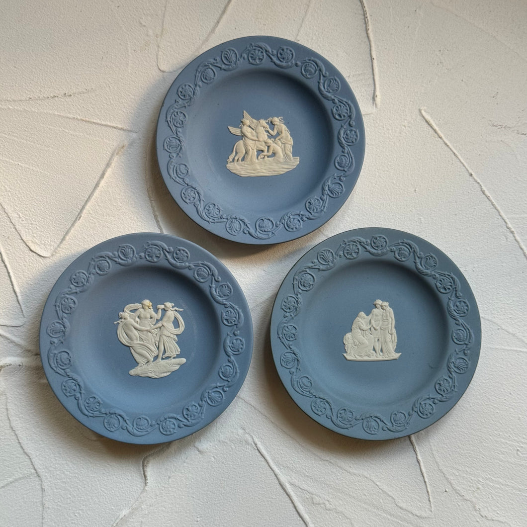 Unveil Jasper's Yuletide Elegance: A Wedgwood Christmas