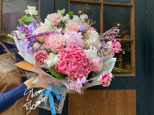 Load image into Gallery viewer, The light pink bouquet
