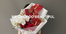 Load image into Gallery viewer, The timeless chic bouquet
